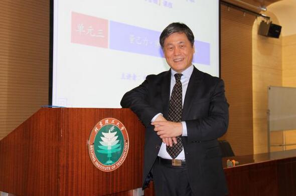 著名戰(zhàn)略管理大師呂鴻德教授來我校為EMBA學(xué)員講授《戰(zhàn)略營銷管理》課程