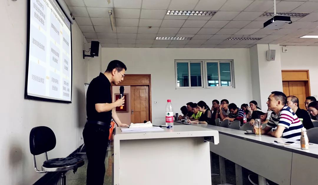 企業(yè)家進(jìn)課堂 | 從零到一，從理論到實(shí)踐，校友企業(yè)導(dǎo)師劉江帶你走進(jìn)《創(chuàng)業(yè)與創(chuàng)業(yè)者管理》 