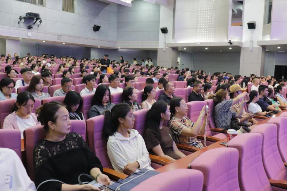 新聞資訊丨北語商學(xué)院召開2025級(jí)新生及新生家長(zhǎng)會(huì)