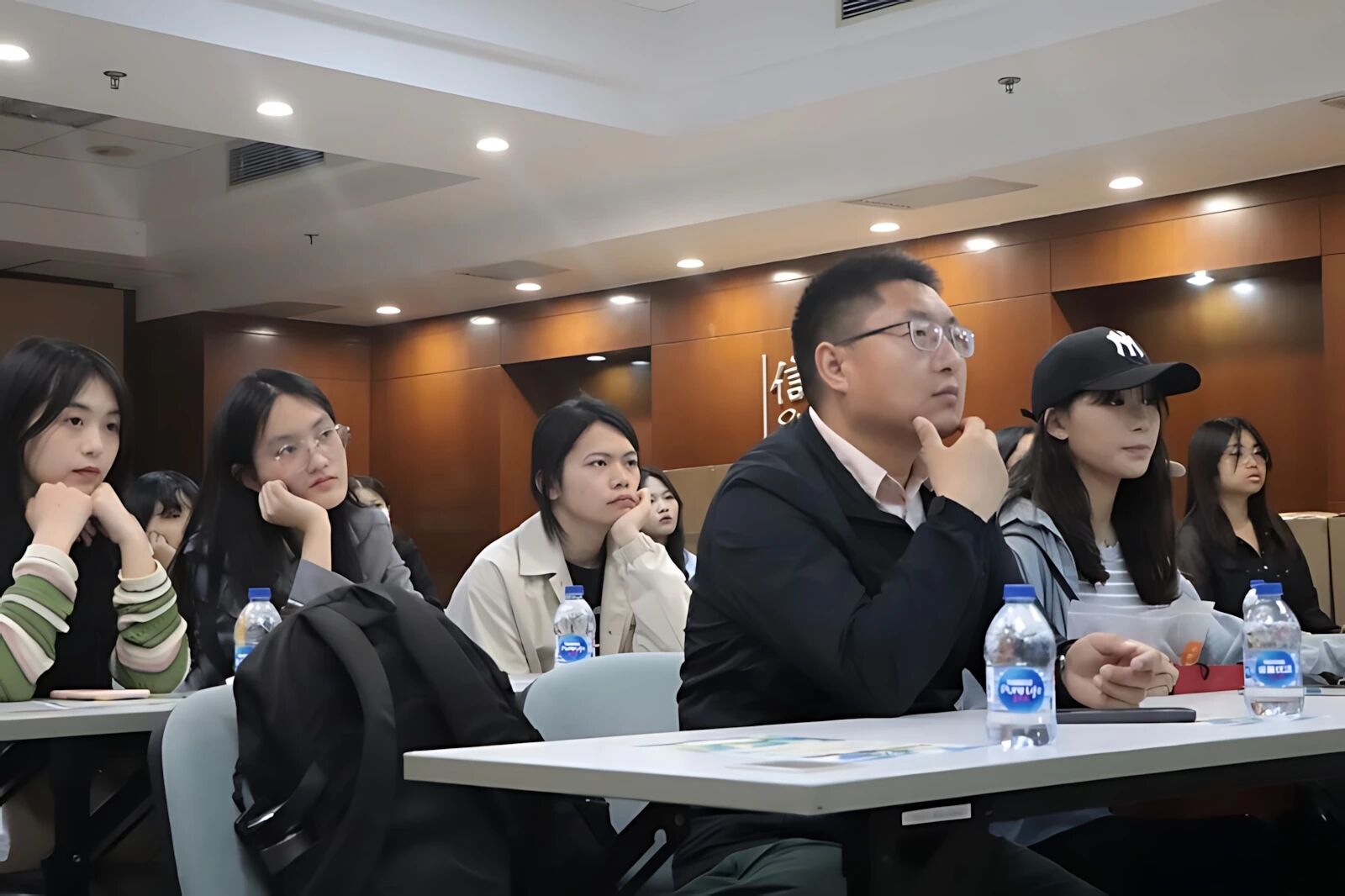 “春光正好”社會(huì)實(shí)踐ing | 中央民族大學(xué)管院觸摸AI賦能審計(jì)變革與工業(yè)未來的心跳