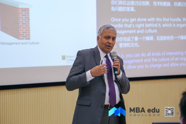 1571737336724615.jpg 12AjayVinze教授在商學(xué)院學(xué)術(shù)論壇作主題報告-2.jpg